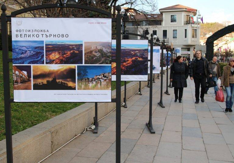 Горещи новини | Великотърновски фотографи  подредиха изложба за празника на града