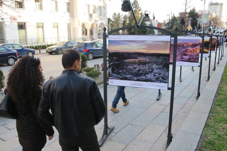 Великотърновски фотографи подредиха изложба за празника на града