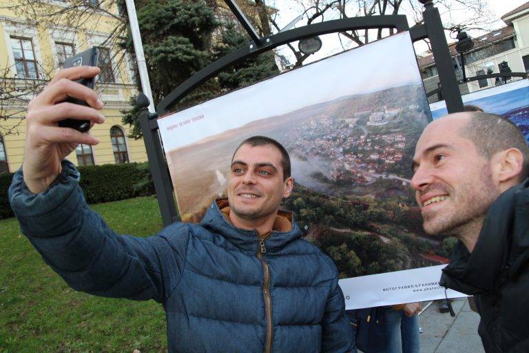 Великотърновски фотографи подредиха изложба за празника на града