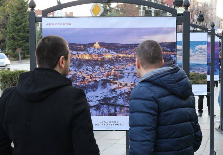 Великотърновски фотографи подредиха изложба за празника на града
