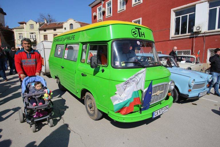 Близо 100 трабантчета превзеха с  мощно пърпорене Велико Търново