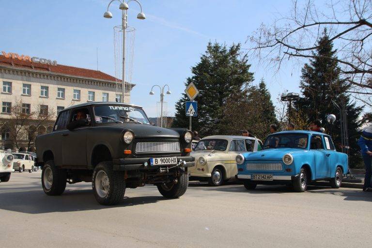 Горещи новини | Близо 100 трабантчета превзеха с  мощно пърпорене Велико Търново