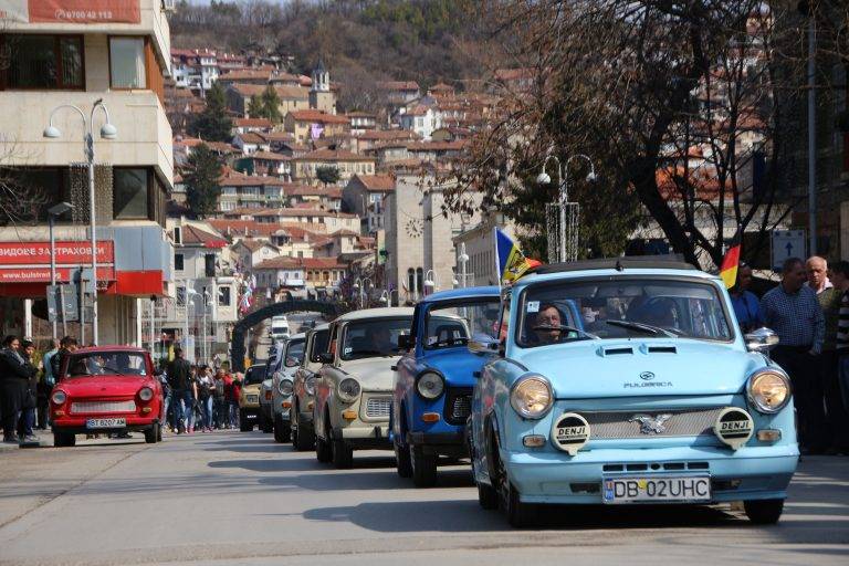 Близо 100 трабантчета превзеха с  мощно пърпорене Велико Търново