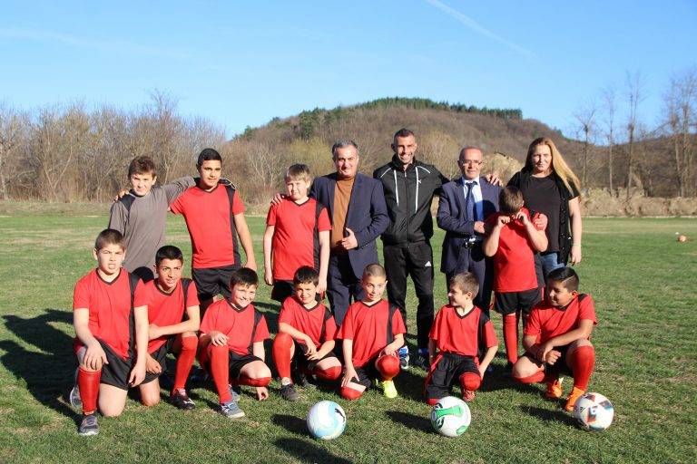 Делегация от Бурса дари спортни екипи  на малките футболисти от Килифарево