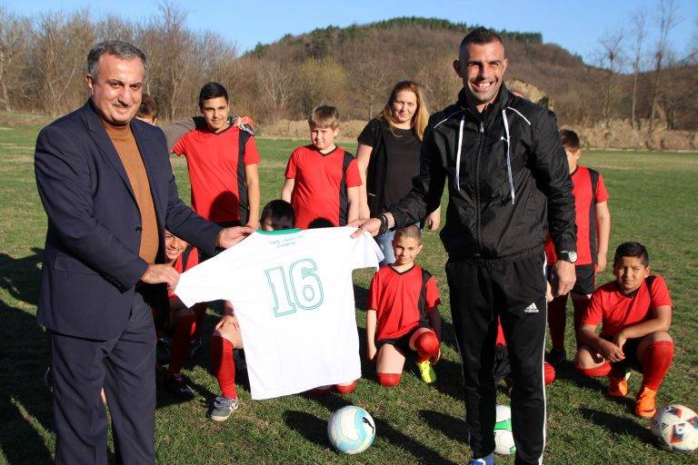 Горещи новини | Делегация от Бурса дари спортни екипи  на малките футболисти от Килифарево
