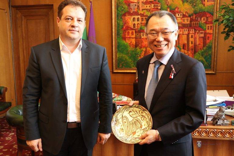 Горещи новини | Посланикът на Япония и кметът Даниел Панов  обсъдиха възможностите за сътрудничество