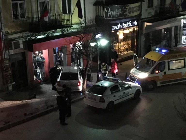 Горещи новини | Почерпен шофьор се вряза  във витрина на магазин