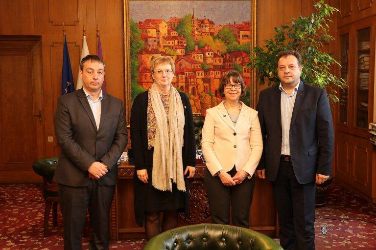 Горещи новини | Посланиците на Финландия и Швеция  гостуваха на търновската библиотека