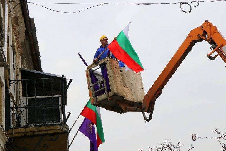 Горещи новини | 200 нови знамена украсяват Велико Търново за празника