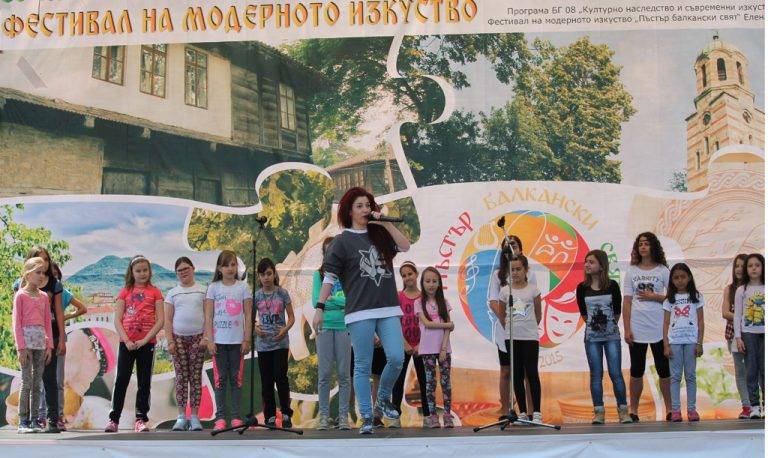 Горещи новини | Елена в света на традицията и модерността