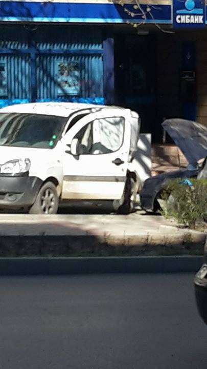 Горещи новини | Коли се потрошиха на паркинг   пред банка във Велико Търново