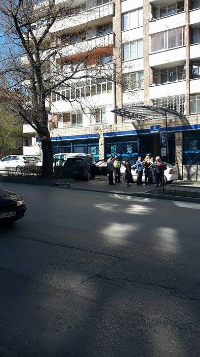 Коли се потрошиха на паркинг пред банка във Велико Търново