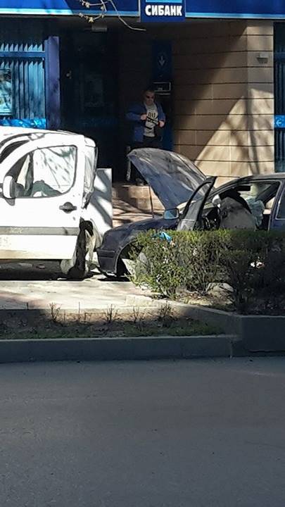 Коли се потрошиха на паркинг пред банка във Велико Търново