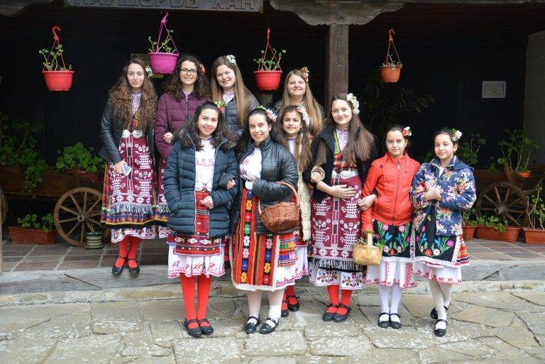 Горещи новини | Лазаруване в Елена