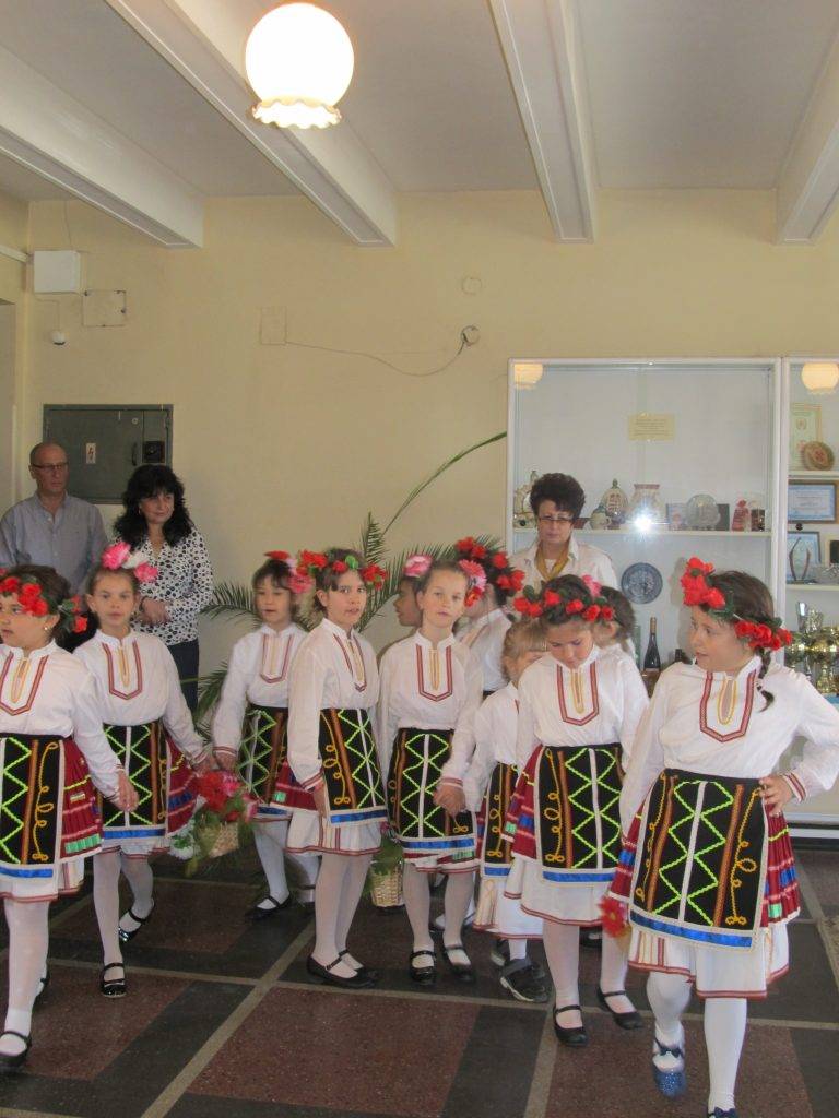 Малки лазарки пяха и наричаха в Община Лясковец