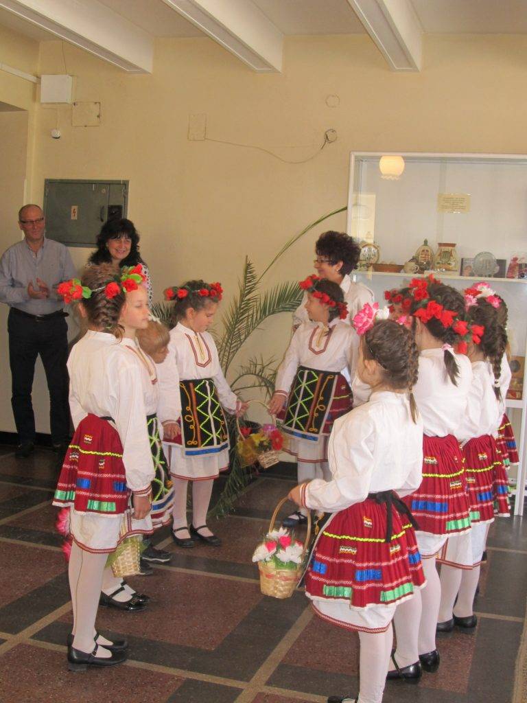 Малки лазарки пяха и наричаха в Община Лясковец