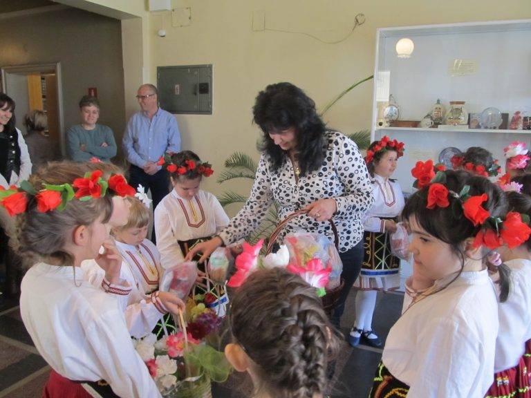 Горещи новини | Малки лазарки пяха и наричаха в Община Лясковец