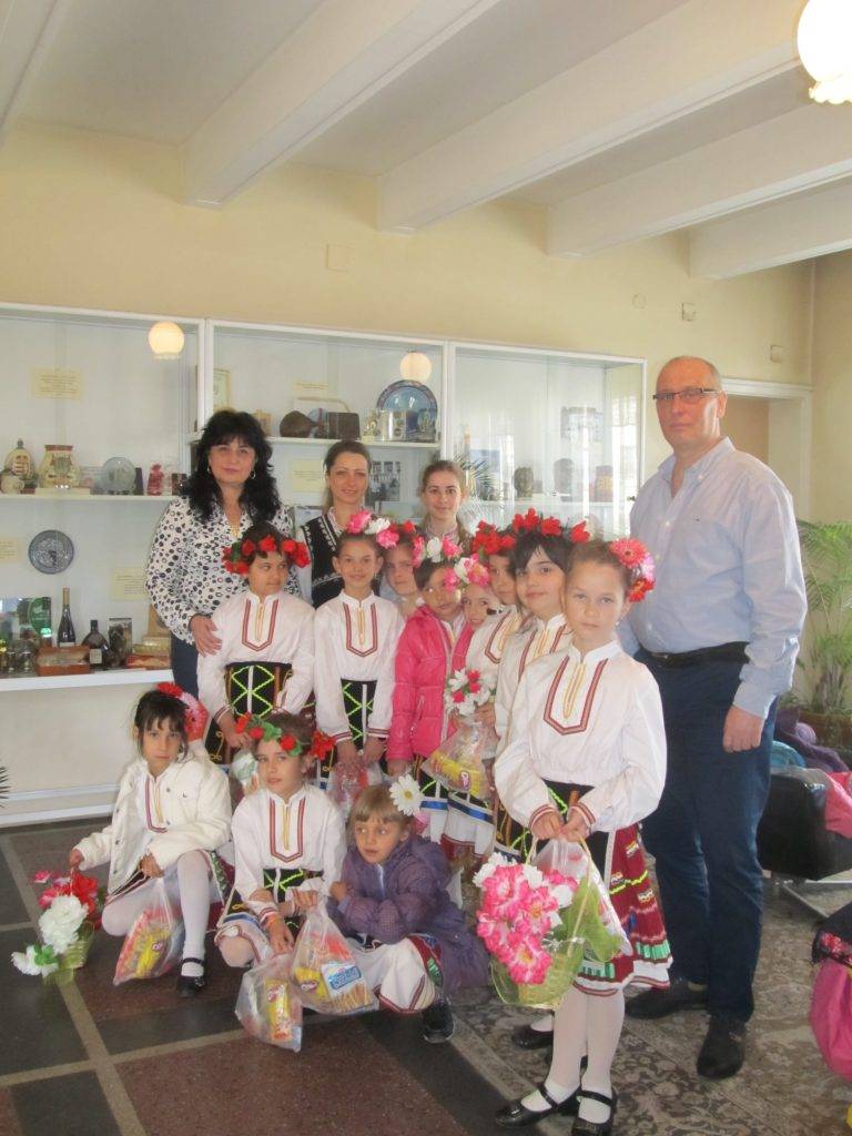 Малки лазарки пяха и наричаха в Община Лясковец