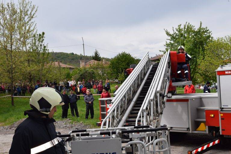 Областният управител  участва в учение в Лясковец