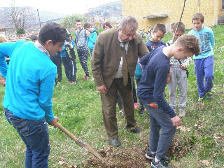 Горещи новини | 100 фиданки засадиха младежките  клубове от 19 села в Общината