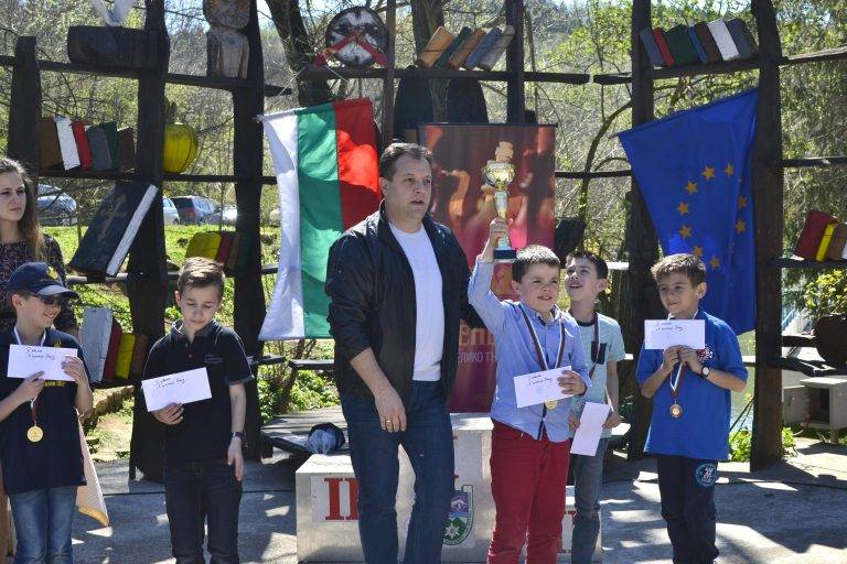 Горещи новини | Деца от цяла България мериха сили в  шахматния турнир „Търновско царство”