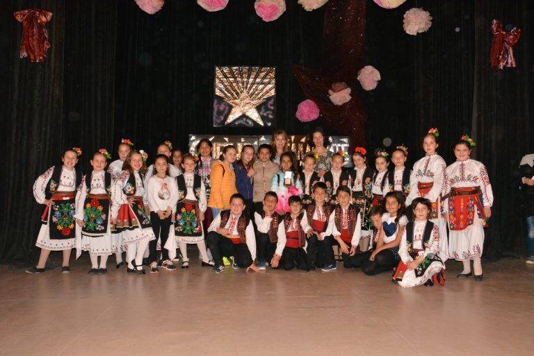 Горещи новини | Над 1000 талантливи деца от община Елена се изявиха на сцената