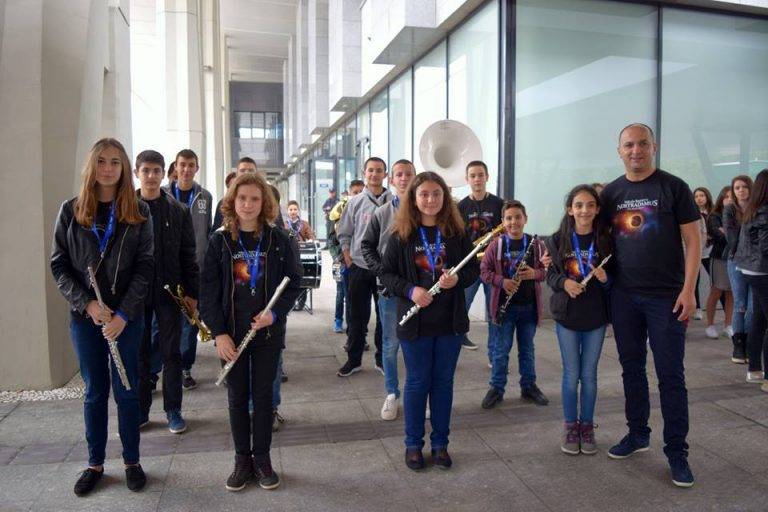 Оркестрантите на СУ “Емилиян Станев” свириха за пътниците във “Влака на буквите”