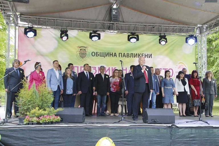 Култура | Селфи с щраус и над 1000 омлета  на Празника на яйцето в Павликени