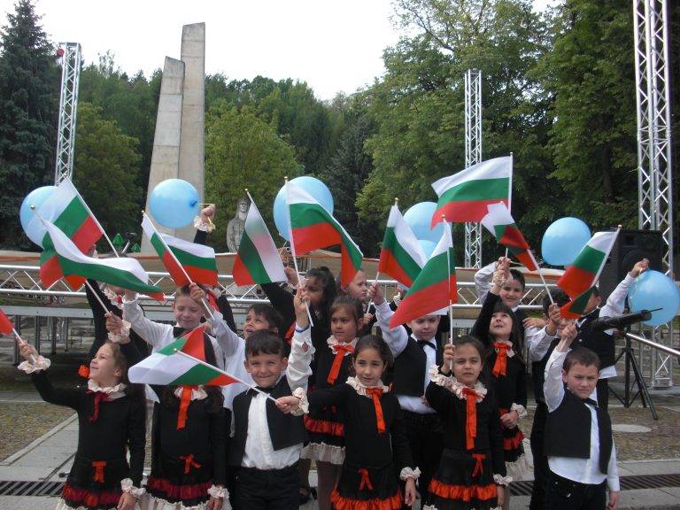 Тържествено честване на 9 май в Елена