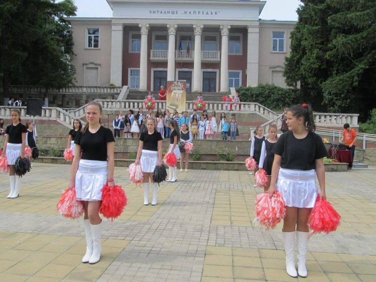 Децата от Лясковец шестваха, танцуваха и пяха в Деня на Кирил и Методий