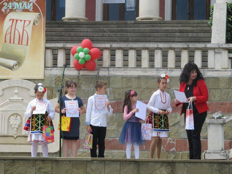 Децата от Лясковец шестваха, танцуваха и пяха в Деня на Кирил и Методий