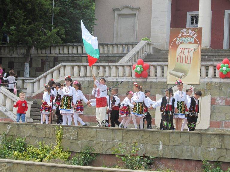 Децата от Лясковец шестваха, танцуваха и пяха в Деня на Кирил и Методий