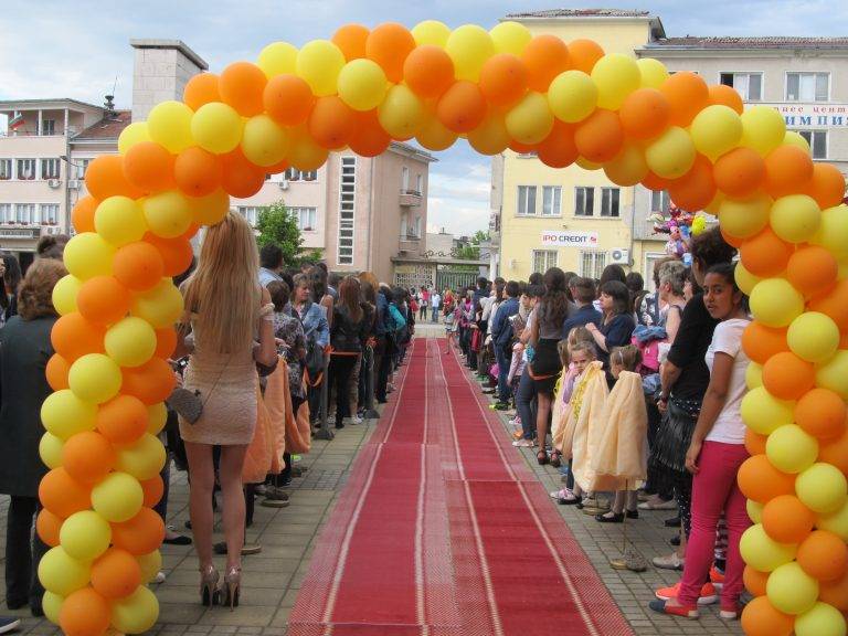 По червен килим минават и тази година абитуриентите в Лясковец