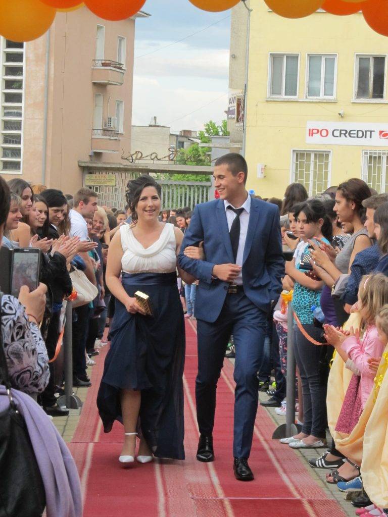 Горещи новини | По червен килим минават и тази година абитуриентите в Лясковец