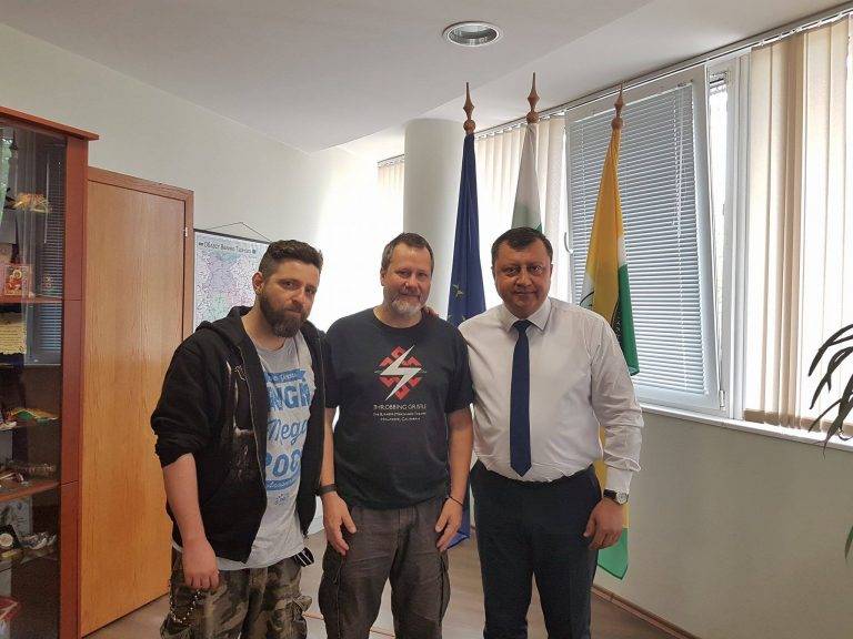 Горещи новини | Посрещнаха басиста на Faith No More с караисенска ракия