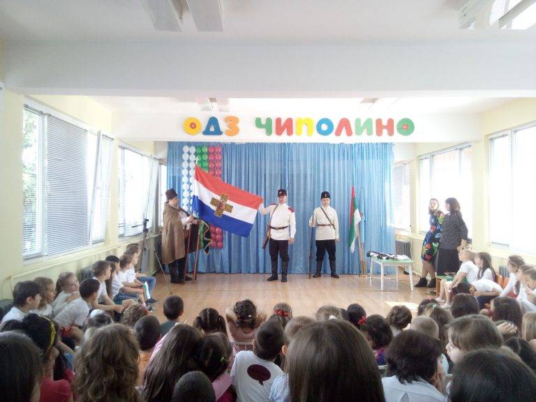 Горещи новини | Опълченци и руски войници влязоха  в детска градина в Свищов