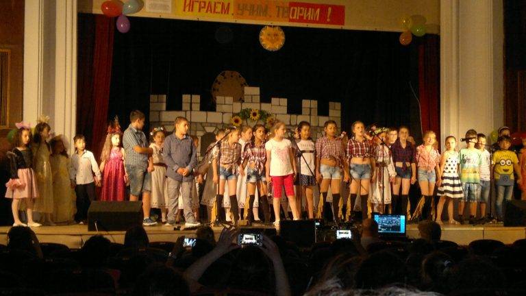 Горещи новини | Децата от началното училище в Eлена показаха наученото по проекта „Tвоят час“