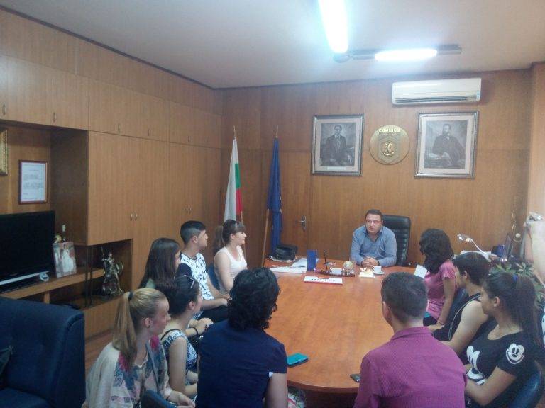Ученици от ПГЛПС – Свищов бяха гости на кмета Генчев в Община Свищов