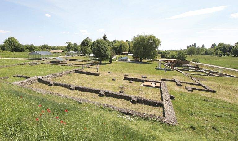 Култура | В Керамичния център на Павликени гости  правят тухли от глина на 2000 години