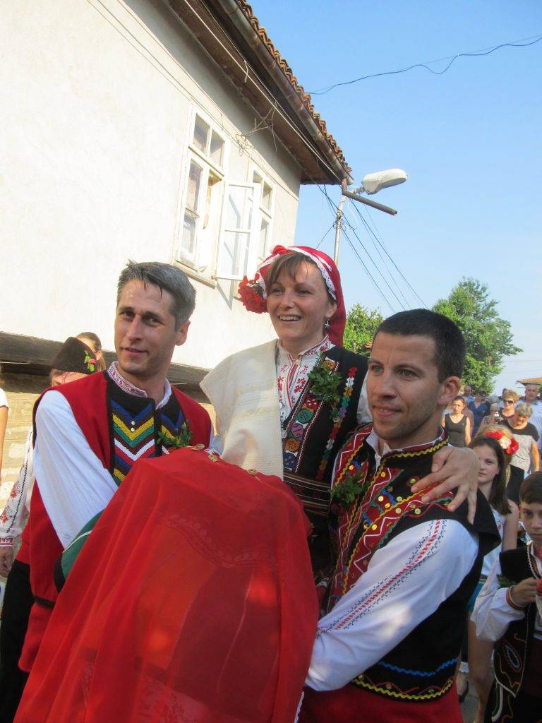 Възстановка на Лясковска сватба представиха три поколения самодейци