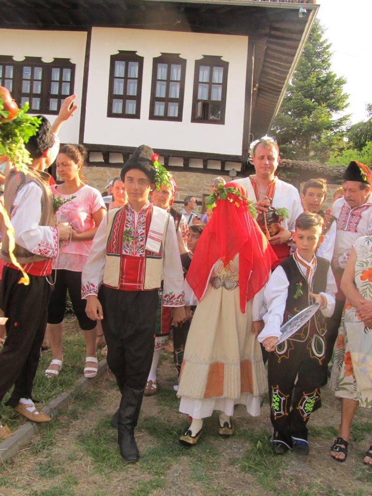 Горещи новини | Възстановка на Лясковска сватба представиха три поколения самодейци