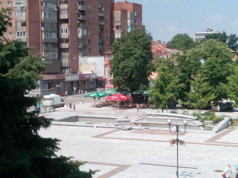 Свищов придобива по-приветлив и празничен вид в очакване на празника на града