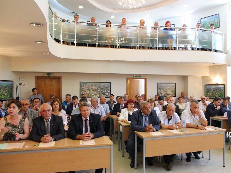 Вицепрезидентът Илияна Йотова на празника на Павликени: Институционалните противоречия не са добър белег за развитието на България