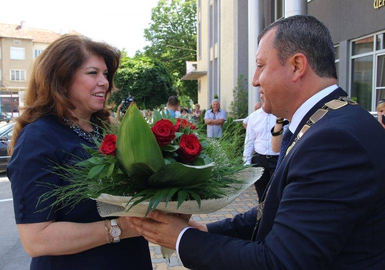 Вицепрезидентът Илияна Йотова на празника на Павликени: Институционалните противоречия не са добър белег за развитието на България