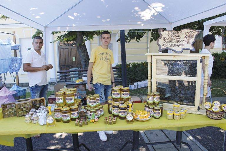Горещи новини | Еленският мед –  една от кулинарните емблеми на балканското градче