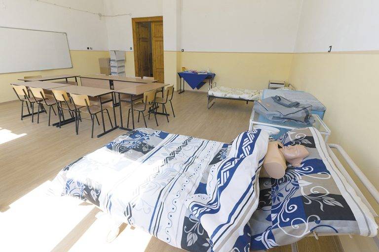 Юристи и психолози стават акушерки и медицински сестри