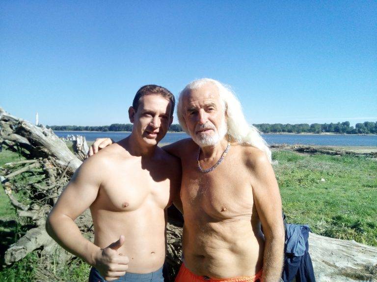 Горещи новини | Човекът- амфибия Яне Петков  преплува Дунав завързан в чувал