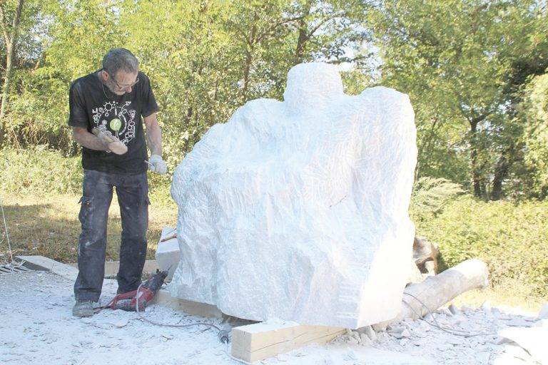 Утвърдени автори ваят скулптури от мрамор,  метал и дърво за парка в кв. “Колю Фичето”