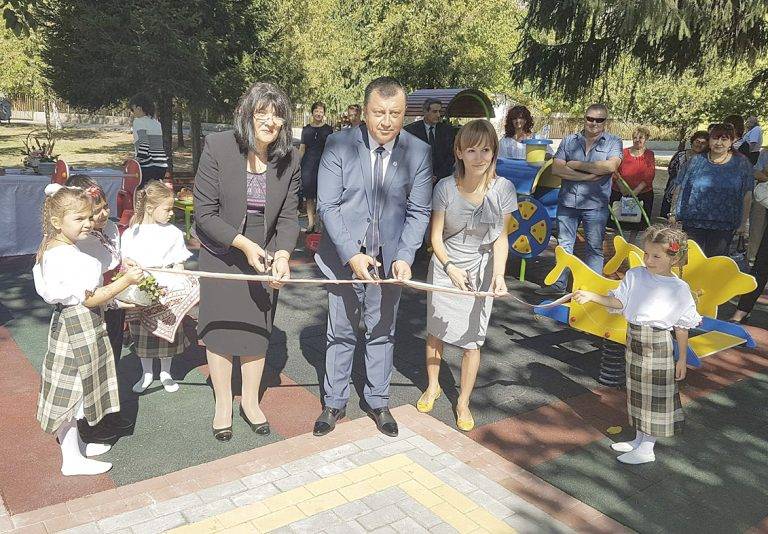 В Павликени откриха пет  нови детски площадки