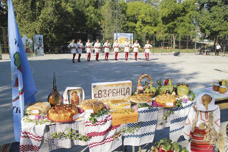 Общество | Празник на плодородието в Поликраище популяризира българските традиции